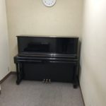 教室に新しいピアノが入りました